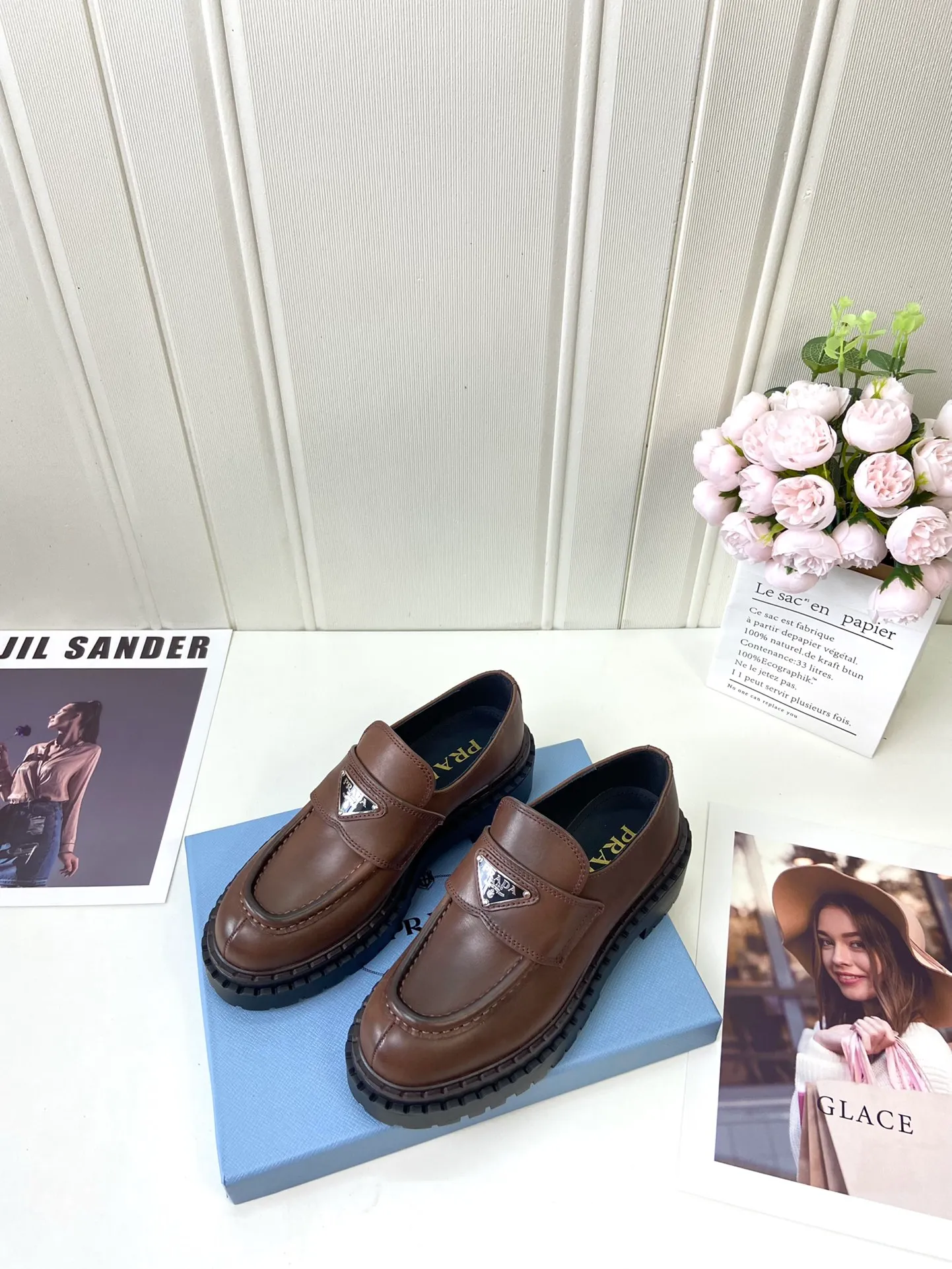 👟👟Ex-factory price 520👟👟 🔥🔥✨Prada* 2024WA new autumn and winter thick-soled loafers👟 These leather loafers use thick soles, craftsmanship details and contemporary elements add vitality, interpreting classics in a new fashion language. Enamel-coated triangular metal logo with a height of 55 mm makes its debut 🌟 Recommended by major bloggers on Xiaohongshu, developed 1-1 to highlight classic charm. Cowhide lining TPU outsole ➕ genuine leather edge bar Code number: 35 to 41 (40-41 customized, non-refundable)